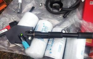 Эксперт задался вопросом, как можно откопать из земли или снега многотонную машину при помощи туристической лопатки. Зажигалка на фото – для масштаба