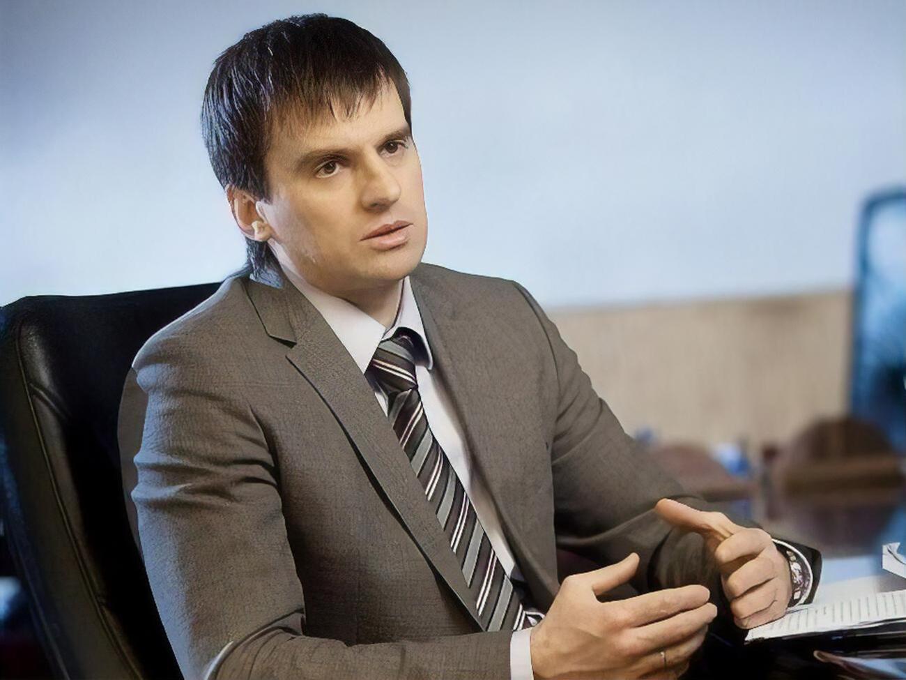 Эдуард Соколовский: Если в двух словах, то конфликт, как это обычно бывает, возник из-за денег