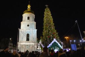 В 2019 году главную елку Украины зажгли 19 декабря, в День святого Николая