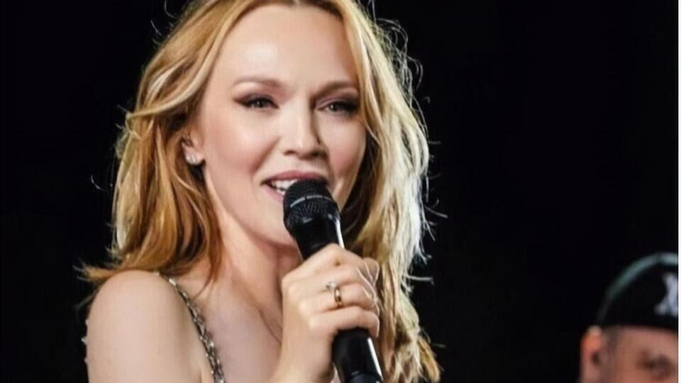 Джанабаєва була солісткою "ВІА Гри" із 2004-го до 2013 року