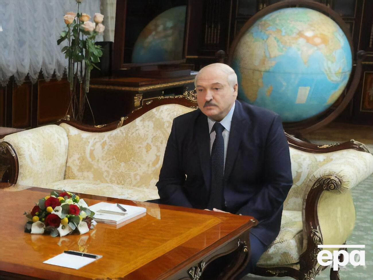 Наближаючись до співробітників ОМОН, котрі оточили палац, Лукашенко наказав прибрати протестувальників, які перебували поруч