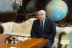 Наближаючись до співробітників ОМОН, котрі оточили палац, Лукашенко наказав прибрати протестувальників, які перебували поруч