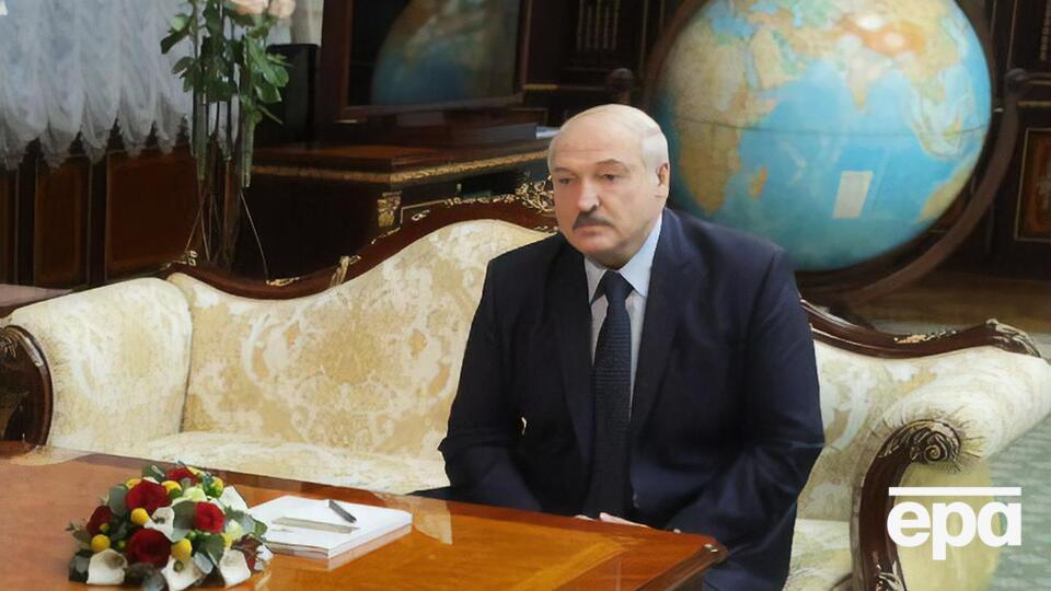 Наближаючись до співробітників ОМОН, котрі оточили палац, Лукашенко наказав прибрати протестувальників, які перебували поруч