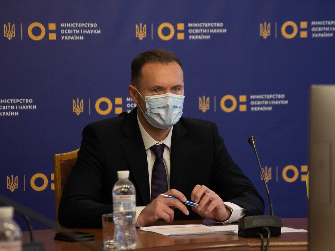 Шкарлет розповів, що якщо 50% колективу й учнів переходить на самоізоляцію, у цей режим переводять увесь заклад