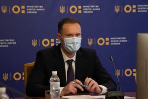 Шкарлет розповів, що якщо 50% колективу й учнів переходить на самоізоляцію, у цей режим переводять увесь заклад