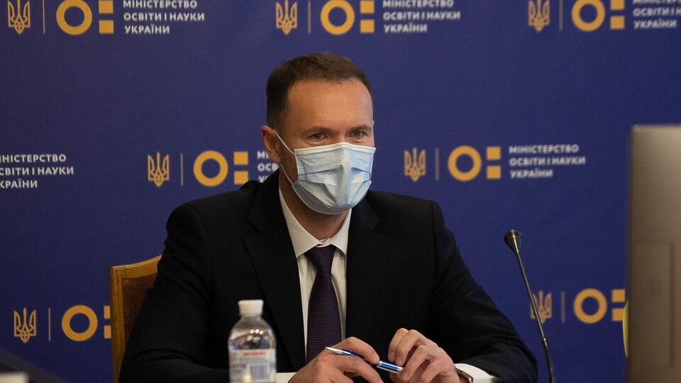 Шкарлет розповів, що якщо 50% колективу й учнів переходить на самоізоляцію, у цей режим переводять увесь заклад