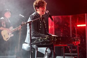 Шуров о премьере: Сегодня не трогать, это на Новый год