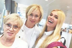 Внучка (справа) и дочь (в центре) Фрейндлих лечатся с актрисой в одной больнице