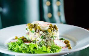 Своим названием салат обязан повару Люсьену Оливье