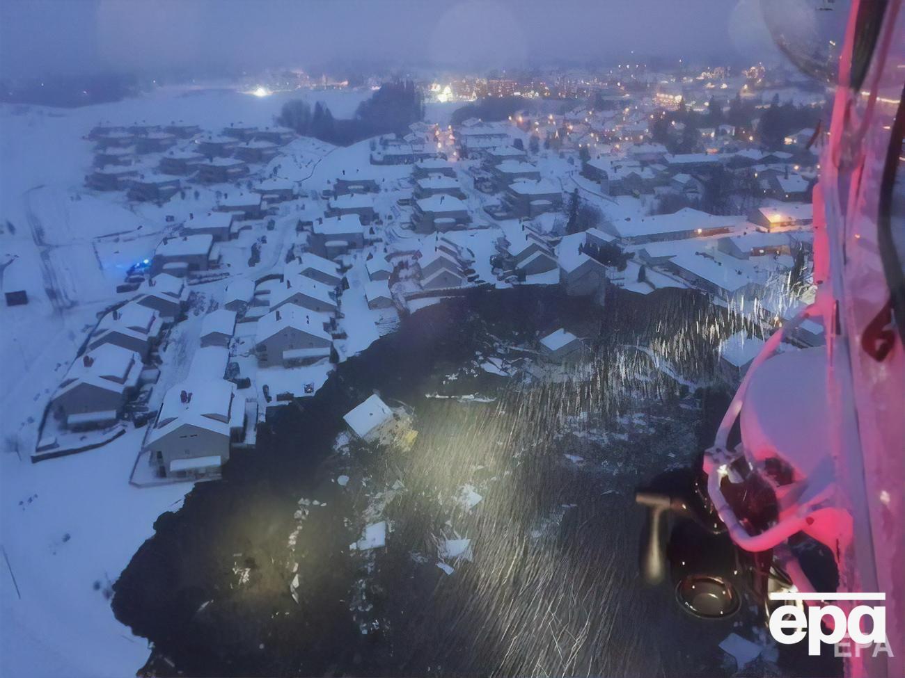 На місці працюють рятувальні служби