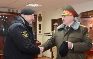 Лукашенко получил берет "за особые заслуги"