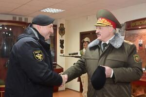 Лукашенко отримав берет "за особливі заслуги"