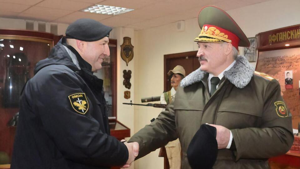 Лукашенко отримав берет "за особливі заслуги"