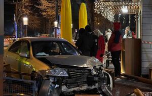 По информации очевидцев, машина снесла ограду вокруг кафе и разбросала столы и стулья на площадке