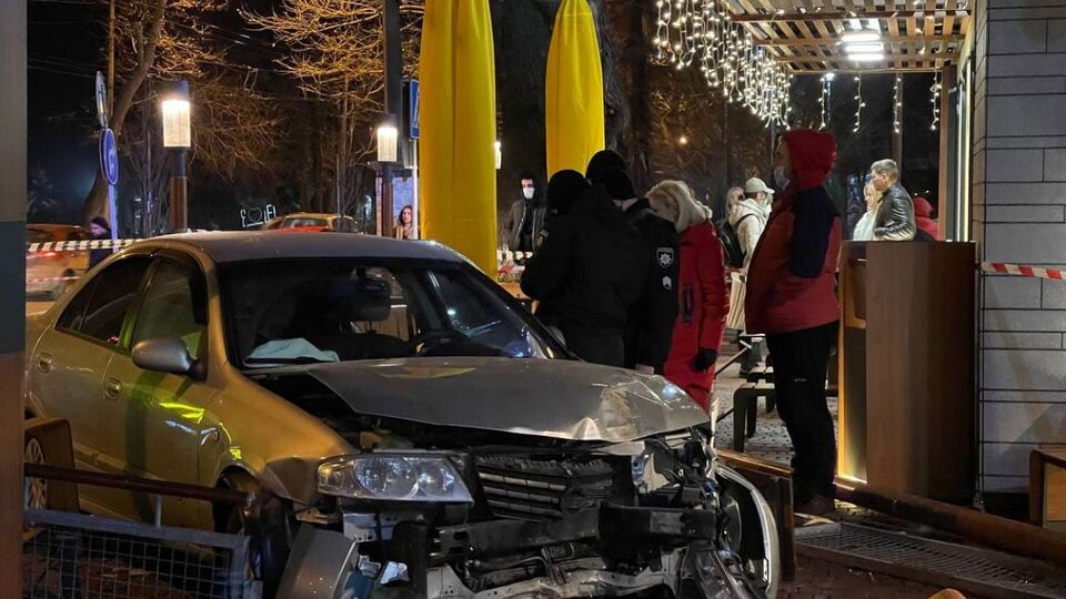 За інформацією очевидців, машина знесла огорожу навколо кафе і розкидала столи та стільці на майданчику