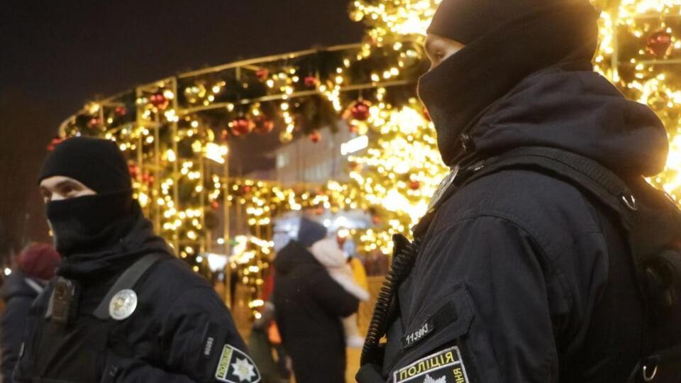 По данным МВД, в ночь с 31 декабря на 1 января в 412 населенных пунктах Украины запланировано проведение 456 массовых мероприятий