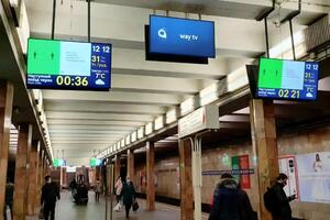 На кожній станції Київського метрополітену встановлять щонайменше 12 дисплеїв