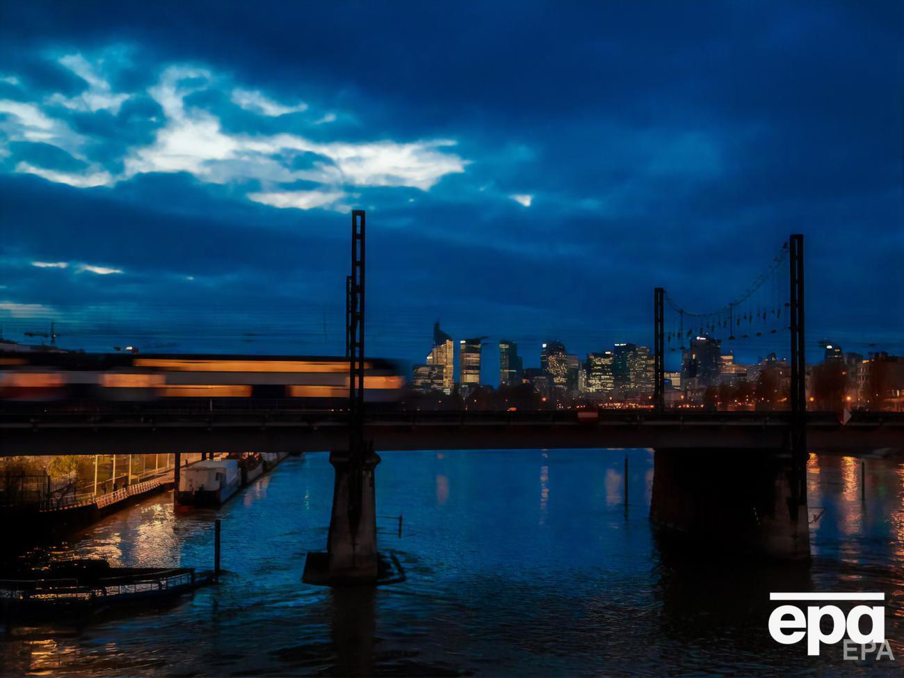 Комендантский час в Париже действует с 20.00