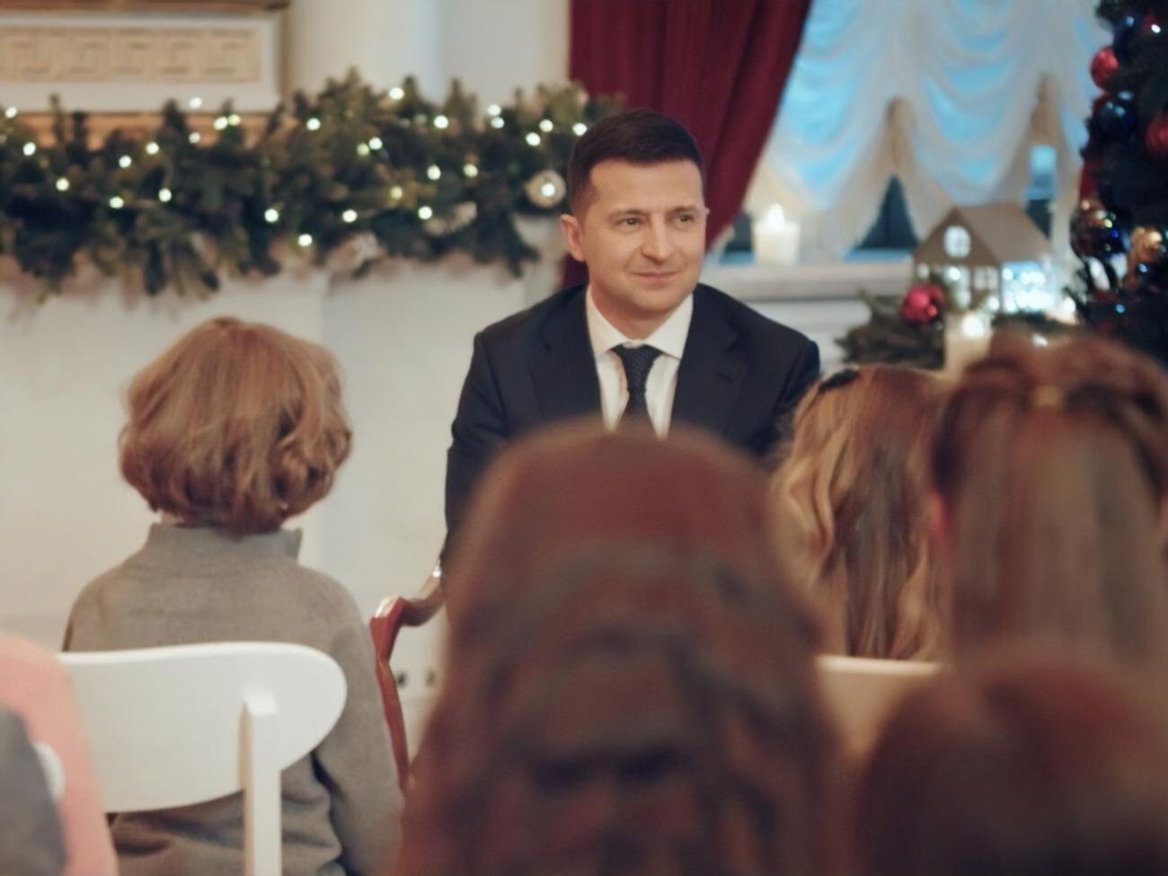 Президент сидів в оточенні дітей