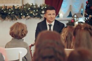 Президент сидел в окружении детей