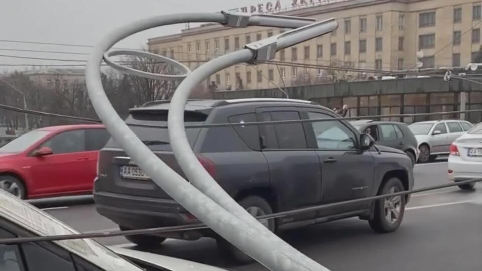 В Киеве 15 декабря на Шулявском мосту упали опоры