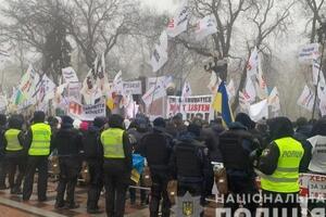 Полицейские взяли под охрану центральную часть Киева