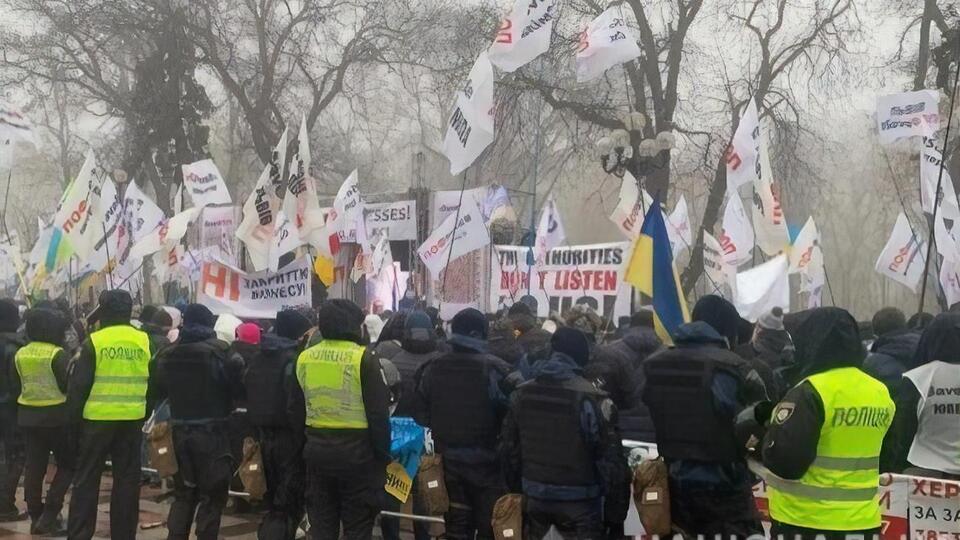 Полицейские взяли под охрану центральную часть Киева