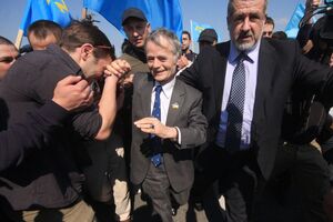 В мае 2014 года Джемилева (на фото в центре) не пустили в Крым