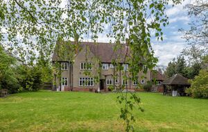 В доме на Нортмуд-роуд, 20 Толкин написал "Властелина колец" и "Хоббита"