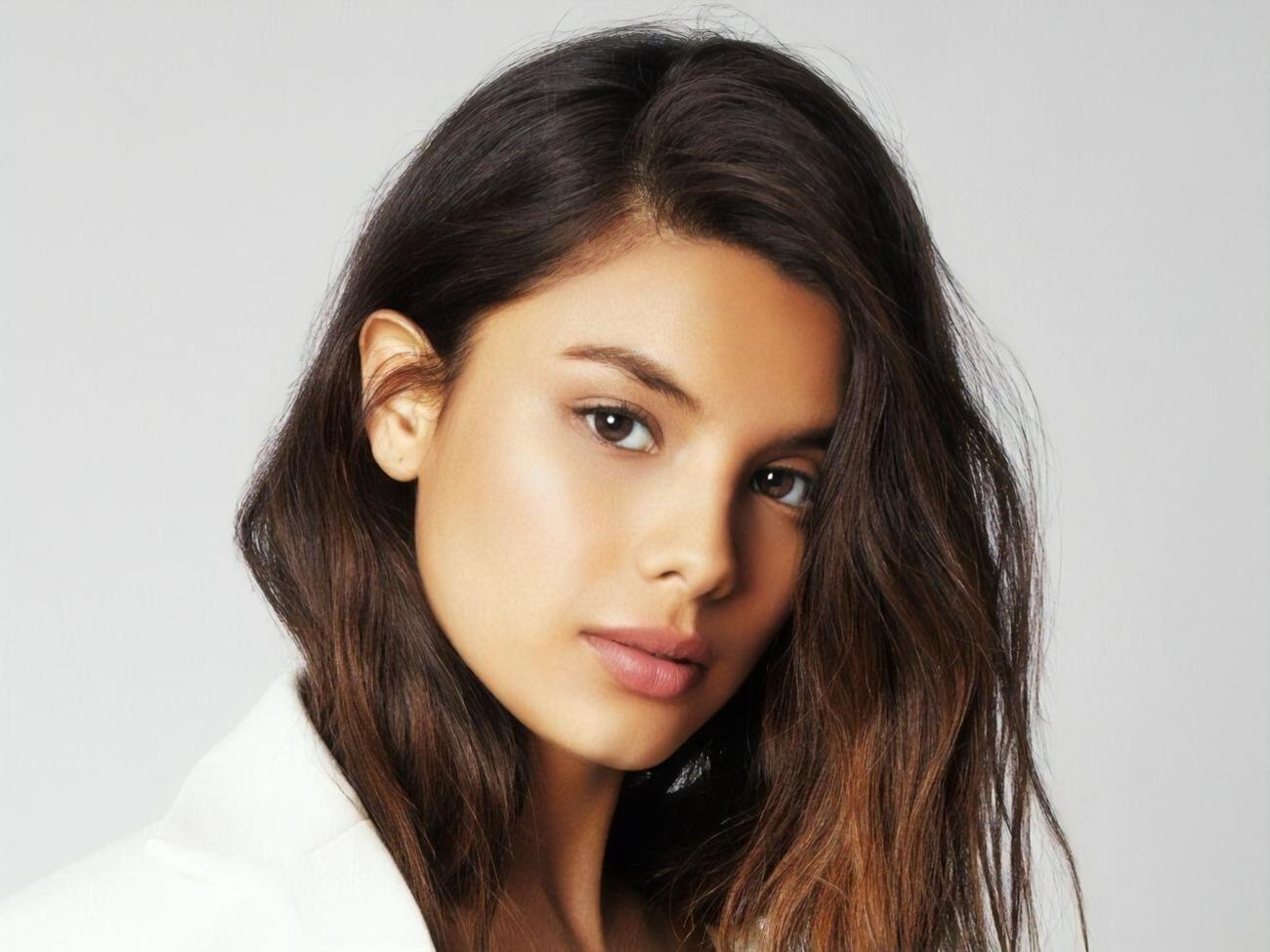 Michelle Andrade пофарбувала пасма у червоний колір