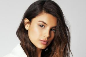 Michelle Andrade пофарбувала пасма у червоний колір