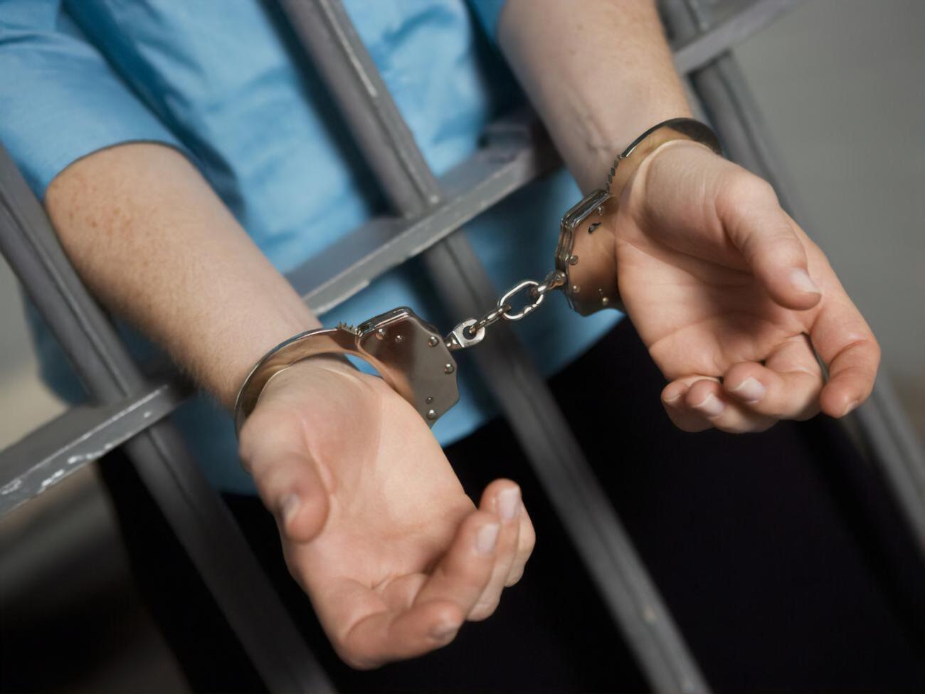 Мужчина переписывался с женщинами в следственном изоляторе