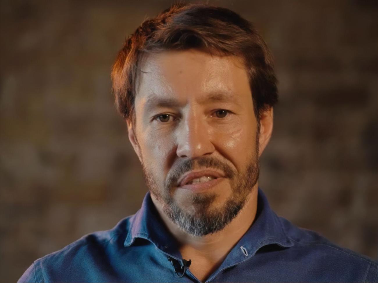 Евгений Щербань в фильме рассказал, что в момент гибели отца находился в реабилитационном центре "в связи с зависимостью"