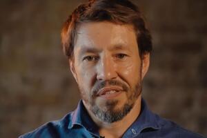 Евгений Щербань в фильме рассказал, что в момент гибели отца находился в реабилитационном центре "в связи с зависимостью"