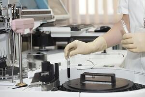 В Україні тести на COVID-19 робить 124 лабораторії всіх форм власності