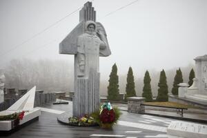 На Байковому кладовищі в Києві відкрили пам'ятник Каденюку. Фоторепортаж