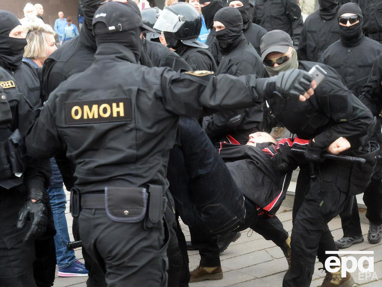 В Беларуси с 9 августа продолжаются протесты&nbsp;(на фото &ndash;&nbsp;омоновцы во время задержания протестующего на акции в Минске в сентябре)