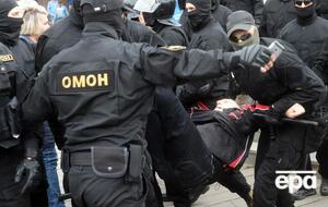 В Беларуси с 9 августа продолжаются протесты (на фото – омоновцы во время задержания протестующего на акции в Минске в сентябре)