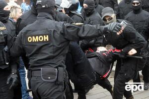 У Білорусі від 9 серпня тривають протести (на фото – омонівці під час затримання протестувальника на акції в Мінську у вересні)
