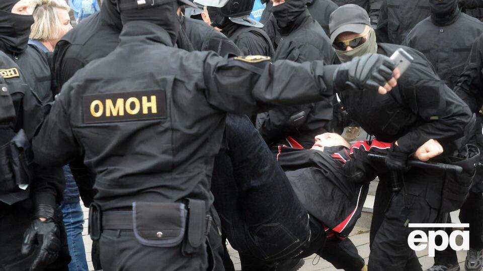 У Білорусі від 9 серпня тривають протести (на фото – омонівці під час затримання протестувальника на акції в Мінську у вересні)