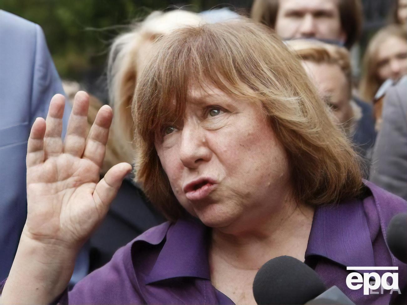 Алексиевич: Любая авторитарная власть лучше себя чувствует на территории военной