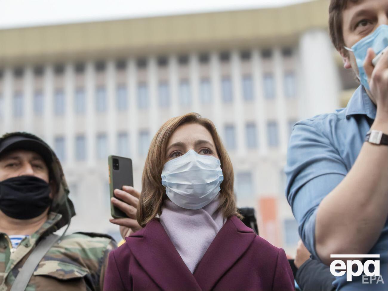 Санду (в центре) обвинила Додона в узурпации власти