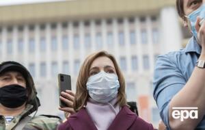 Санду (у центрі) звинуватила Додона в узурпації влади