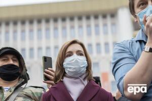 Санду (у центрі) звинуватила Додона в узурпації влади