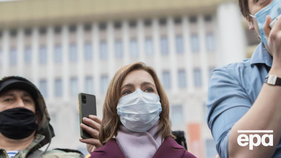 Санду (у центрі) звинуватила Додона в узурпації влади