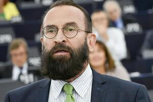 Инициаторы создания памятной таблички считают, что политическая карьера Сайера окончена