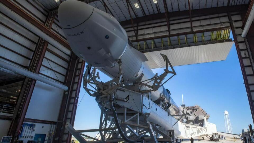 В космос Dragon вывел носитель Falcon 9
