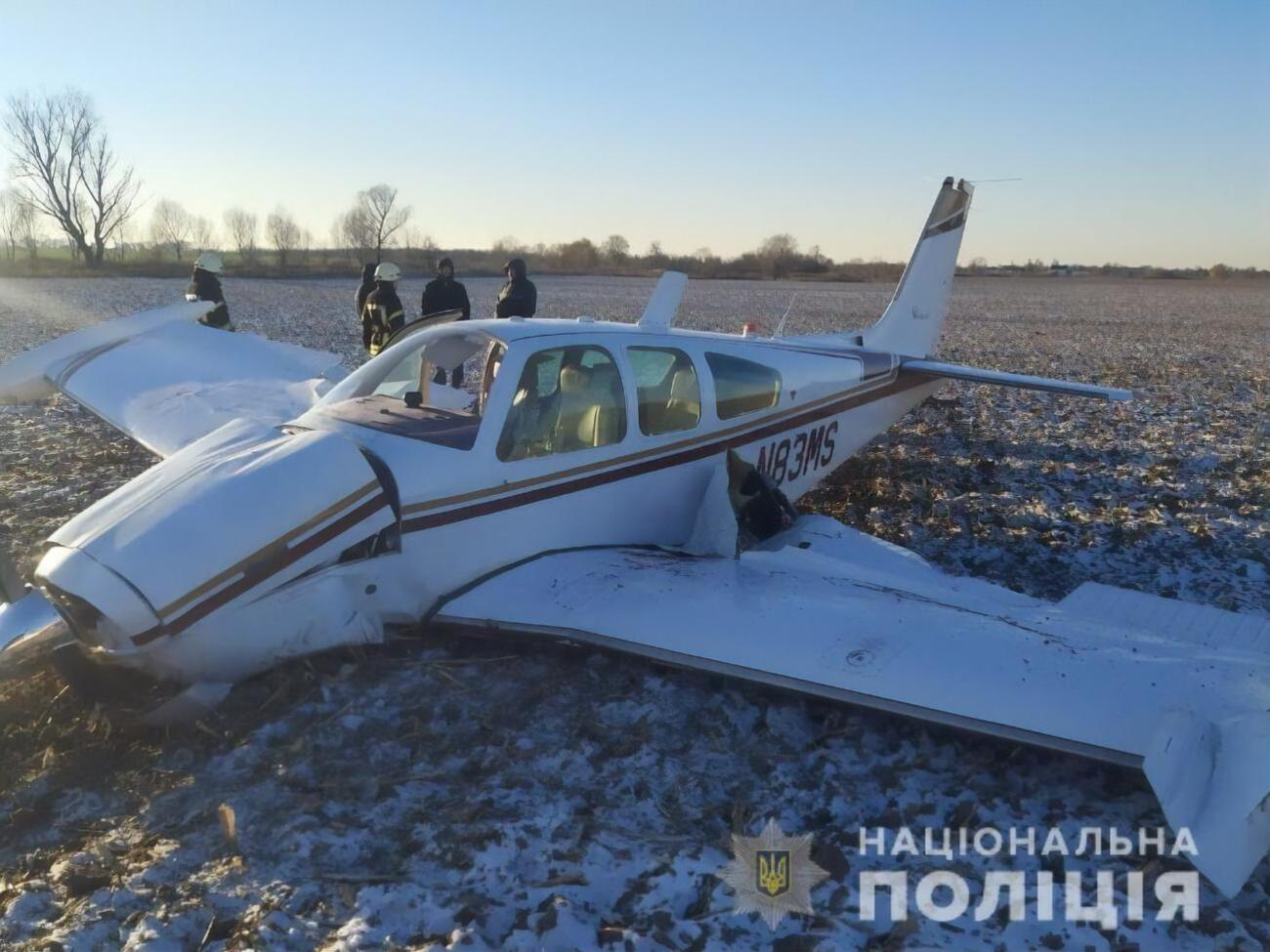 В результате падения самолета два человека получили травмы &ndash; пилот и инструктор