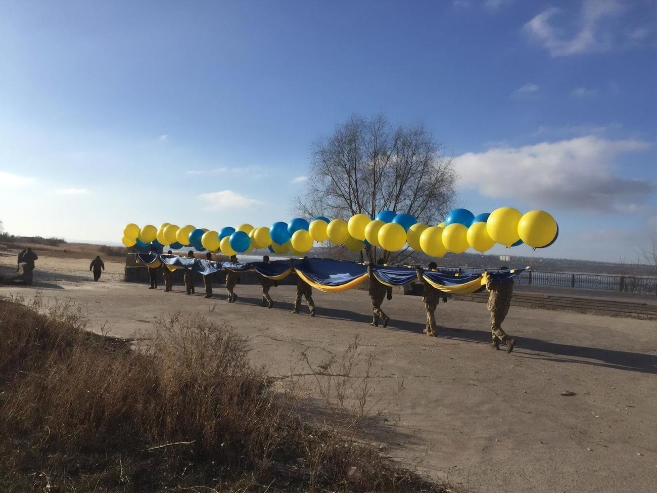 Прапор запустили в небо на повітряних кулях