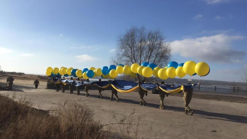 Прапор запустили в небо на повітряних кулях